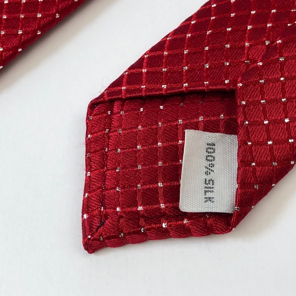 100% Silk Deep Red Textured Tie - Picture 5 of 5